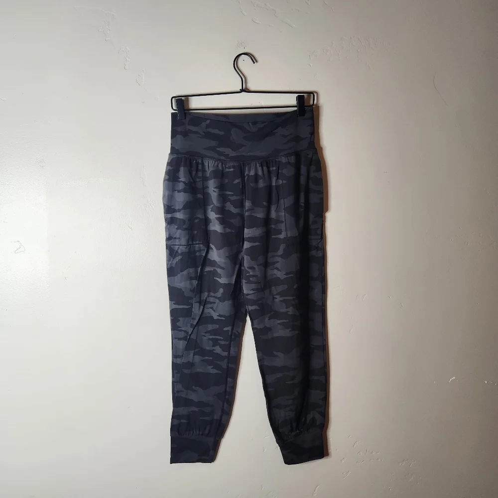 Athleta Salutation Camo Jogger Size Medium - Picture 3 of 9